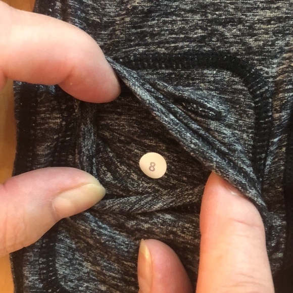 Lululemon - Long Sleeve Running Tee, Black/gray Sz 8 Reflective tabs key pocket - Picture 7 of 7